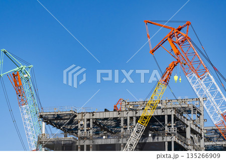 建設現場　大型クレーン 135266909