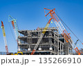 建設現場　大型クレーン 135266910