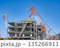 建設現場　大型クレーン 135266911
