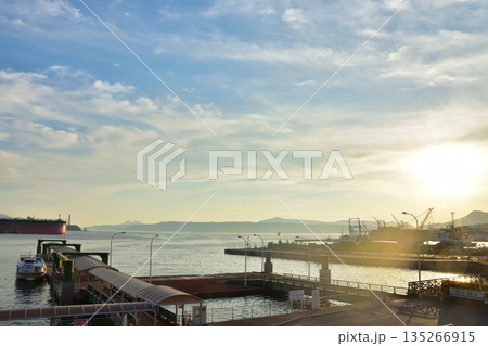 広島　夕暮れの呉港 135266915