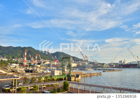 広島　夕暮れの呉港 135266916