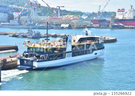 広島　青空の呉港と遊覧船 135266922