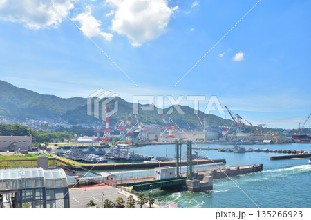 広島　大和ミュージアムから見た呉港 135266923