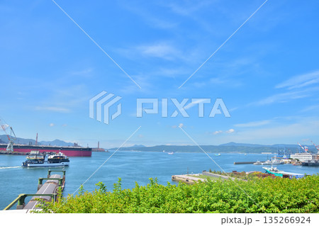 広島　大和ミュージアムから見た呉港 135266924