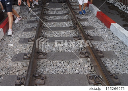 タイ バンコク メークロン鉄道市場の線路 タイ バンコク メークロン鉄道市場の線路 135266973