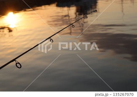 夕日に染まる釣り竿 夕日に染まる釣り竿 135267070