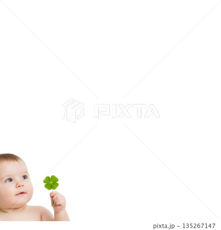 四つ葉のクローバーを手に持つ可愛い赤ちゃん 135267147