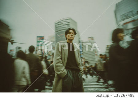 都市の街並みと男性 135267489