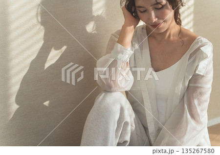 西陽の当たる窓辺にいる女性(モデル,ファッション,光,影) 西陽の当たる窓辺にいる女性(モデル,ファッション,光,影) 135267580