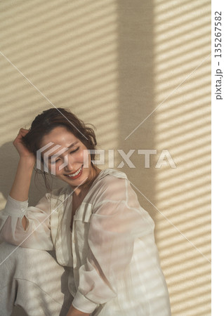 西陽の当たる窓辺にいる女性(モデル,ファッション,光,影) 西陽の当たる窓辺にいる女性(モデル,ファッション,光,影) 135267582