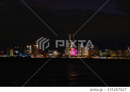 横浜港の夕暮れ 135267827