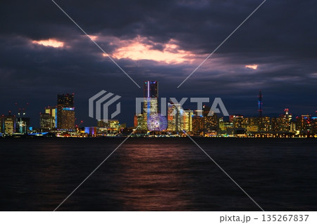 横浜港の夕暮れ 135267837