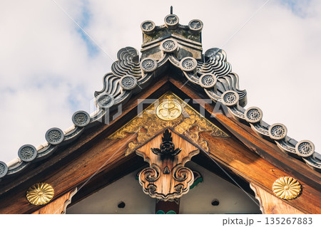 屋根瓦のシンボル 135267883