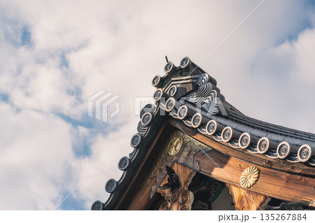 屋根とシンボル 135267884