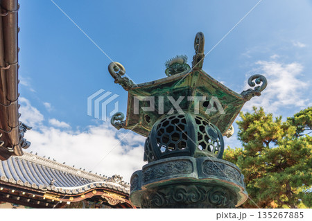 御香宮神社拝殿前の銅製シンボル 御香宮神社拝殿前の銅製シンボル 135267885