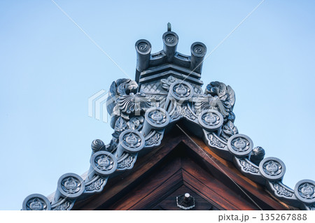 御香宮神社の屋根瓦とシンボル 135267888