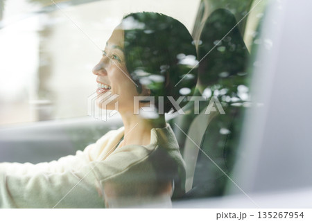 車の運転をする女性 135267954
