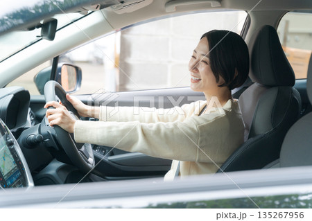 車の運転をする女性 車の運転をする女性 135267956