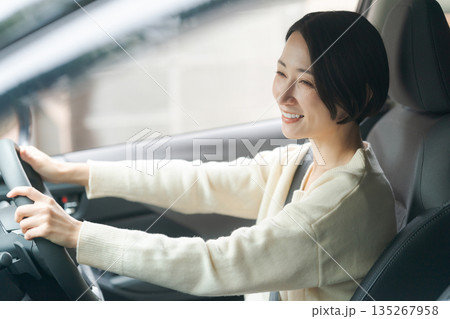 車の運転をする女性 車の運転をする女性 135267958