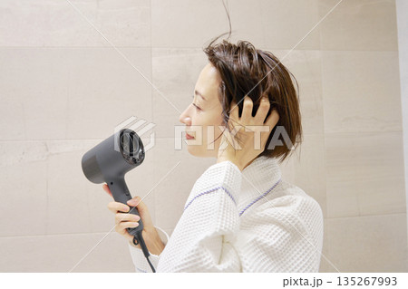 ドライヤーで髪を乾かす女性 ドライヤーで髪を乾かす女性 135267993