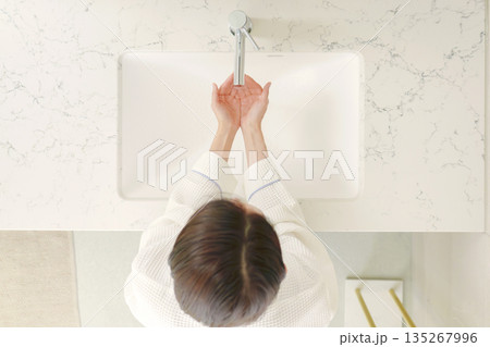 バスローブを着て手を洗う女性　俯瞰撮影 135267996