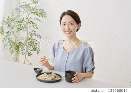 リビングでざるそばを食べる女性 135268015