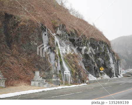 寒い冬の日のフンベの滝の風景 135269139