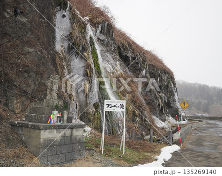 寒い冬の日のフンベの滝の風景 135269140
