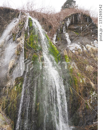 寒い冬の日のフンベの滝の風景 135269142