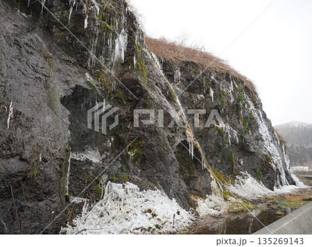 寒い冬の日のフンベの滝の風景 135269143