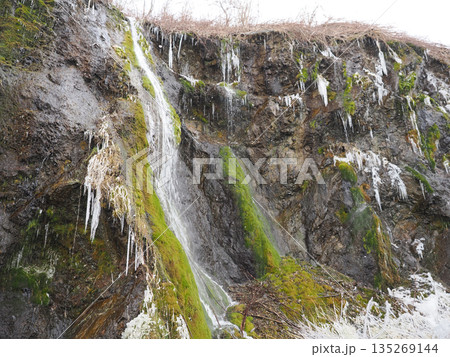 寒い冬の日のフンベの滝の風景 135269144