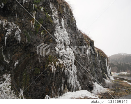 寒い冬の日のフンベの滝の風景 135269145