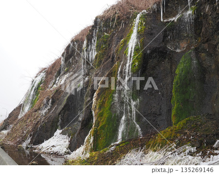 寒い冬の日のフンベの滝の風景 135269146