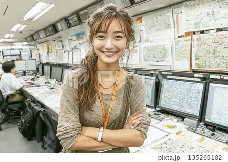 複数モニターで業務を管理する若い女性スタッフ｜管制・オペレーション業務のイメージ 135269182