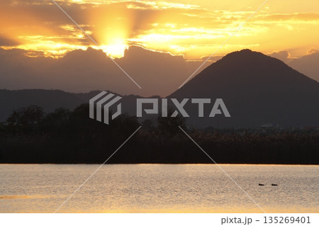 木浜内湖から見た朝焼けの三上山 135269401