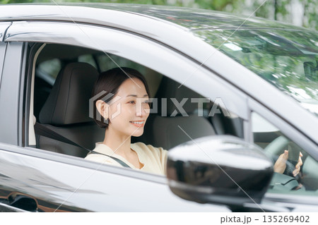 車を運転する女性 車を運転する女性 135269402