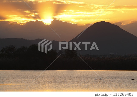 木浜内湖から見た朝焼けの三上山 135269403