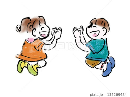 子ども（男女）　喜んでジャンプしている 135269484