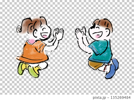 子ども（男女）　喜んでジャンプしている 135269484