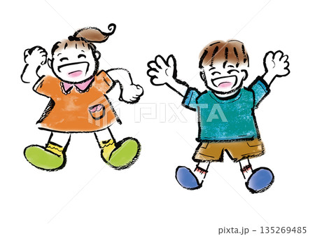 子ども（男女）　喜んでジャンプしている 135269485