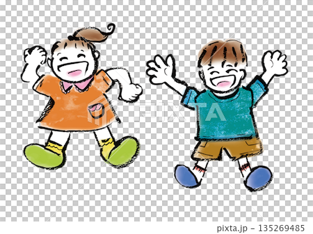 孩子們（男孩和女孩）快樂地跳躍 135269485