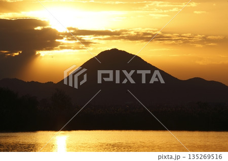 木浜内湖から見た朝焼けの三上山 木浜内湖から見た朝焼けの三上山 135269516