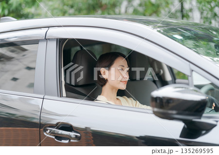 車の運転をする女性 車の運転をする女性 135269595