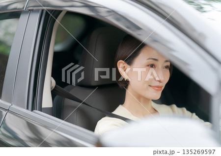 車の運転をする女性 車の運転をする女性 135269597