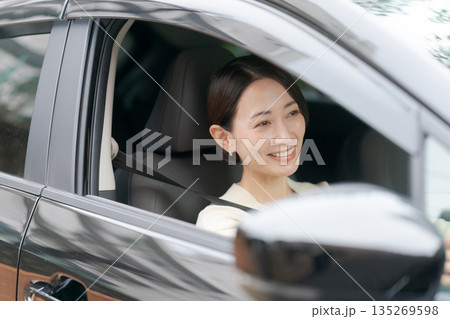 車の運転をする女性 車の運転をする女性 135269598