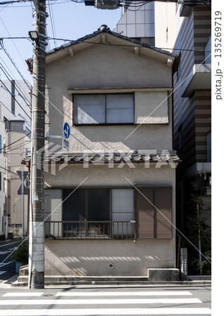 日本のf二階建ての古い家屋、リフォームが必要な木造建築、 日本のf二階建ての古い家屋、リフォームが必要な木造建築、 135269719