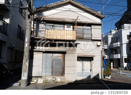 日本のf二階建ての古い家屋、リフォームが必要な木造建築、 日本のf二階建ての古い家屋、リフォームが必要な木造建築、 135269720