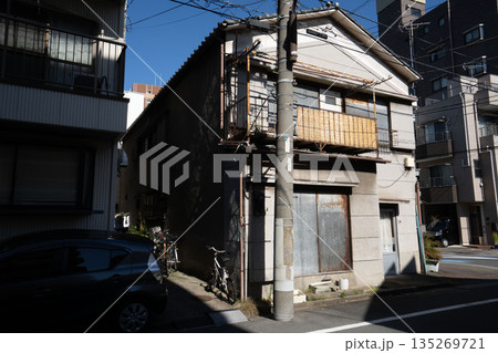 日本のf二階建ての古い家屋、リフォームが必要な木造建築、 日本のf二階建ての古い家屋、リフォームが必要な木造建築、 135269721