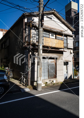 日本のf二階建ての古い家屋、リフォームが必要な木造建築、 135269722
