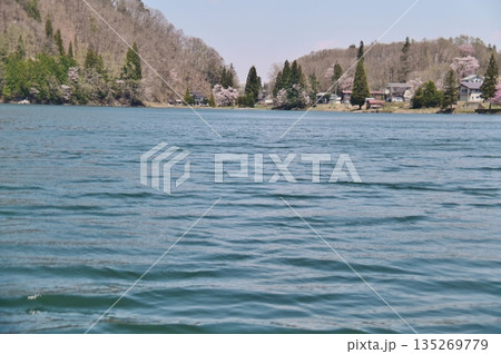 木崎湖の湖面のうねり 135269779
